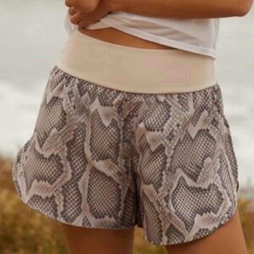 Varley Derby Alabaster Snakeskin Animal Print Running Shorts Size Medium Grey